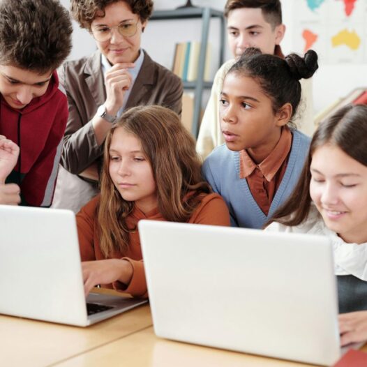 L’importanza della collaborazione tra scuola e famiglia – di Emanuela Iacchia